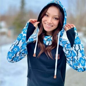 Alaska Chicks Co. Forget-Me-Not Sleeve Print Hoodie size XL